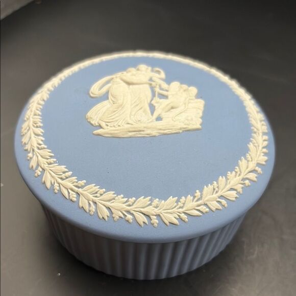 Vintage 4” Wedgwood Jasperware Blue White Covered Round Trinket Box Cherub - Picture 1 of 4